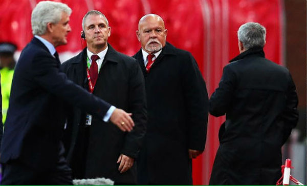 HLV Mourinho không thèm bắt tay đồng nghiệp Mark Hughes.