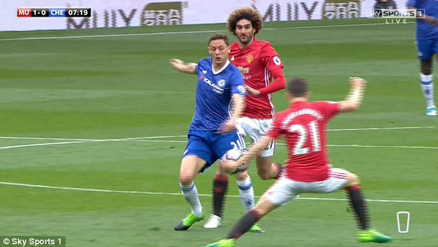 Ander Herrera phủ nhận cố ý dùng tay chơi bóng.