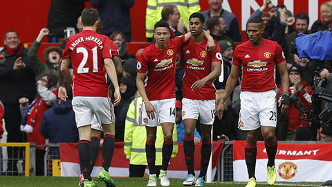 Các cầu thủ M.U ăn mừng bàn mở tỷ số.