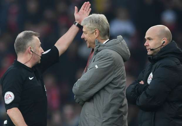 HLV Wenger bị treo giò 4 trận vì 2 lần chửi trọng tài.