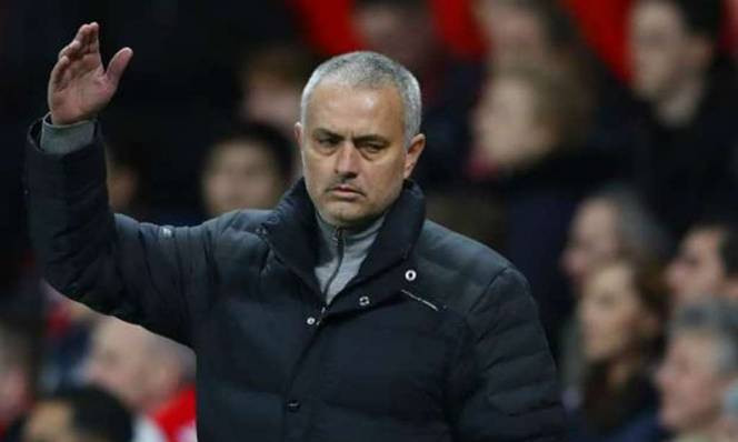 Mourinho suýt tẩn nhau với cầu thủ Bournemouth.