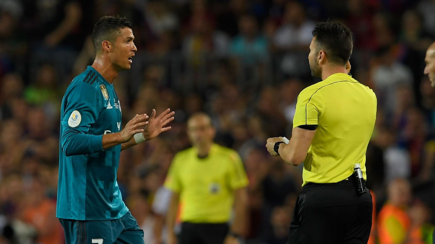 Ronaldo bị treo giò 5 trận vì xô đẩy trọng tài.