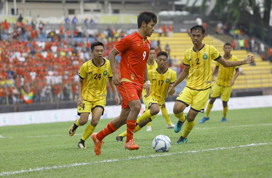 U22 Myanmar (áo đỏ) được thưởng 100.000 USD sau khi giành vé vào ban kết SEA Games 29