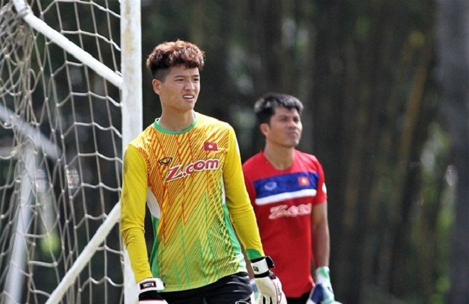 Minh Long vào viện vì chấn thương cổ tay.