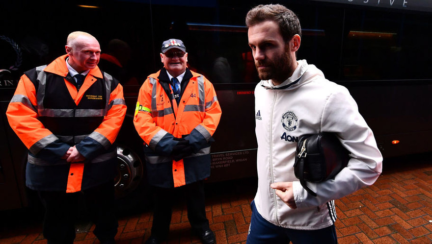 Mata vừa phải trở lại quê nhà chịu tang ông nội.