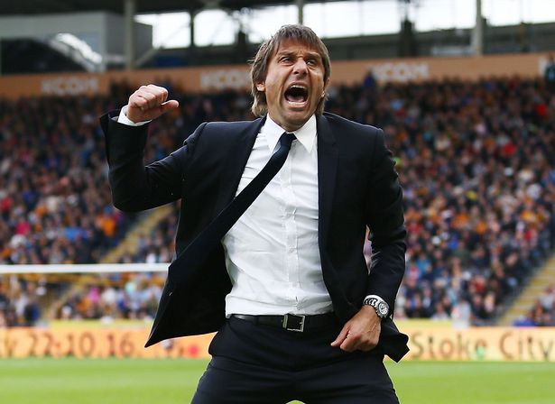 HLV Conte vui mừng với chức vô địch Premier League cùng Chelsea.