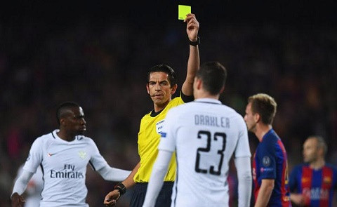 Trọng tài Deniz Aytekin có nhiều quyết định gây tranh cãi ở trận Barcelona vs PSG.
