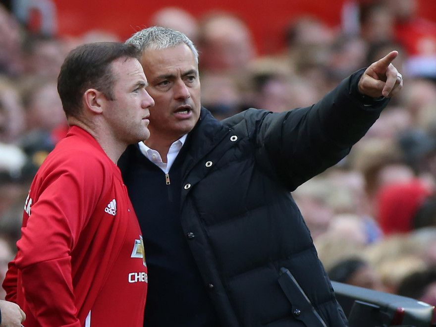 HLV Mourinho lại “trảm” Rooney.
