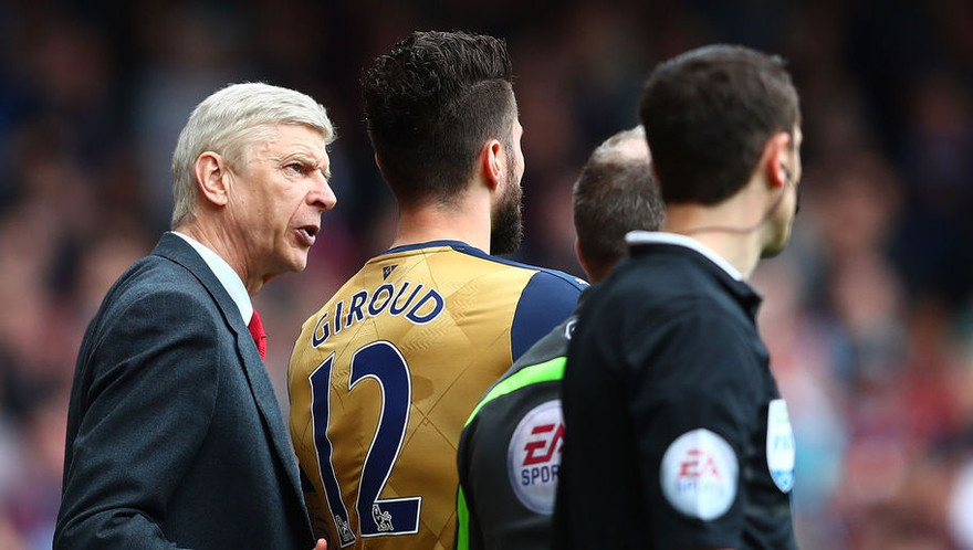 HLV Wenger muốn Giroud tiếp tục ở lại Arsenal.