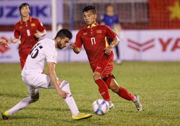 Văn Thanh đi bóng trước một cầu thủ Jordan. Ảnh: Vnexpress.