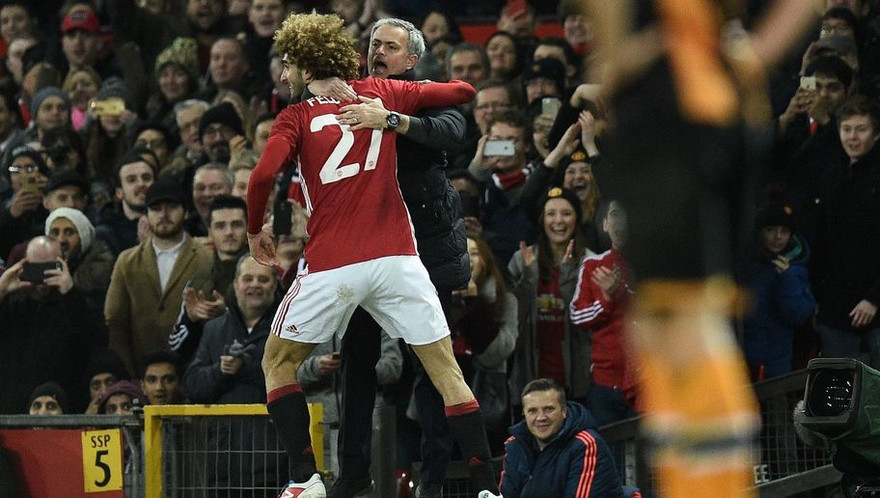 Fellaini ôm chầm lấy HLV Mourinho sau khi ghi bàn vào lưới Hull City.