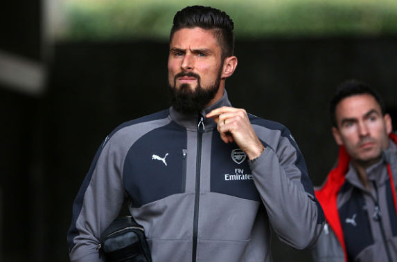 Giroud bất ngờ dính chấn thương.