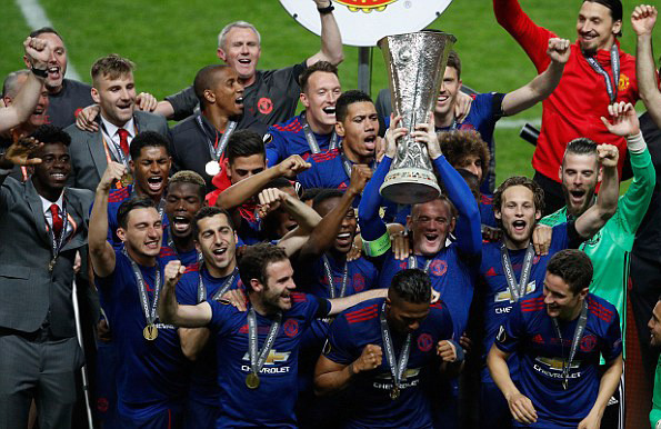 Các cầu thủ M.U lần đầu vô địch Europa League.