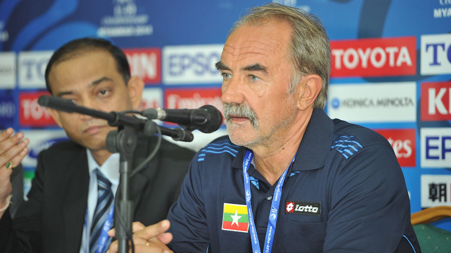 HLV Gerd Zeise cảm thấy xấu hổ vì thua U22 Malaysia.