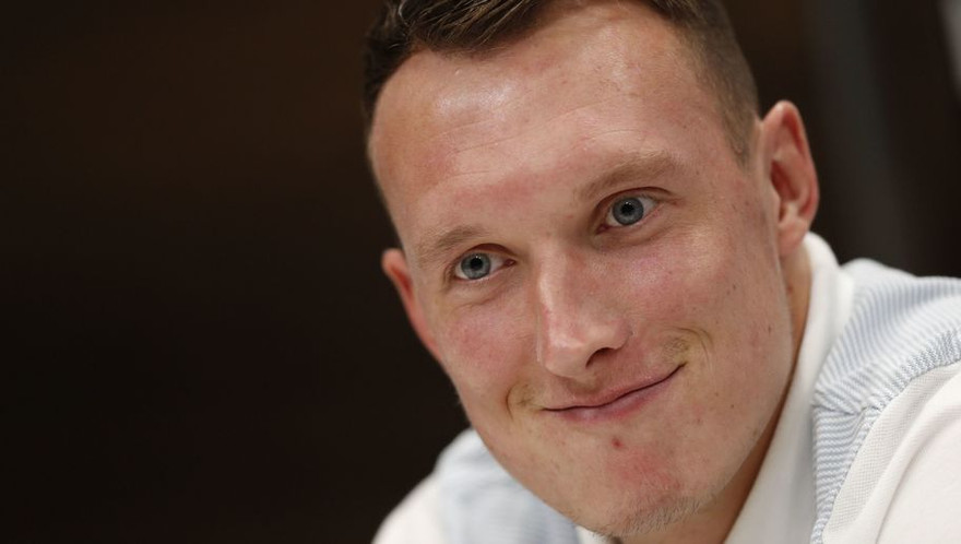 UEFA không nương nhẹ cho Phil Jones.