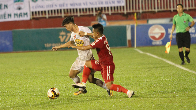 Công Phượng và các đồng đội gục ngã trước CLB TP.HCM. Ảnh: Dân Trí