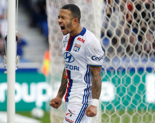Depay bị CĐV Bastia đuổi đánh.