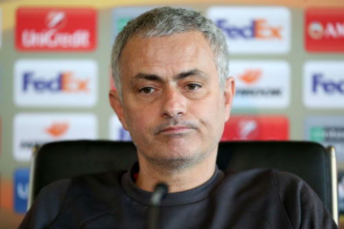 HLV Mourinho úp mở khả năng rời M.U.