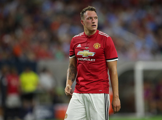 Phil Jones sẽ không thể dự Siêu cúp châu Âu 2017 vì án treo giò.