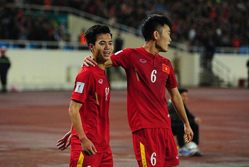 Văn Toàn ăn mừng bàn thắng duy nhất của trận đấu.