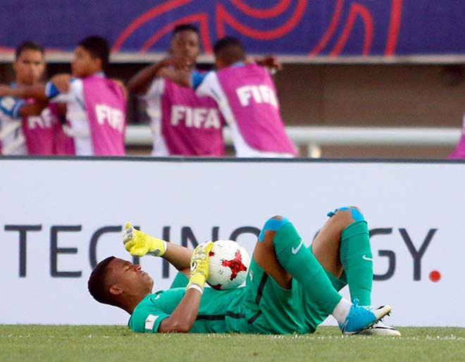 Alban Lafont dính chấn thương.