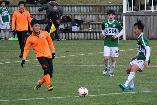 Xuân Trường trong màu áo Gangwon FC.