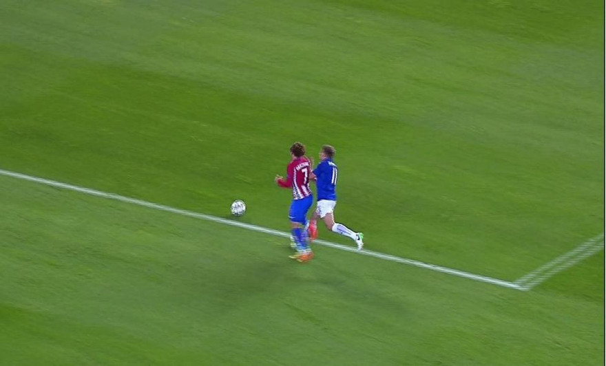 Albrighton phạm lỗi với Griezmann bên ngoài vòng cấm, nhưng trọng tài lại chỉ tay vào chấm 11m.