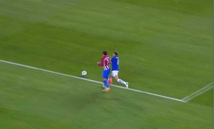 Albrighton phạm lỗi với Griezmann bên ngoài vòng cấm, nhưng trọng tài lại chỉ tay vào chấm 11m.