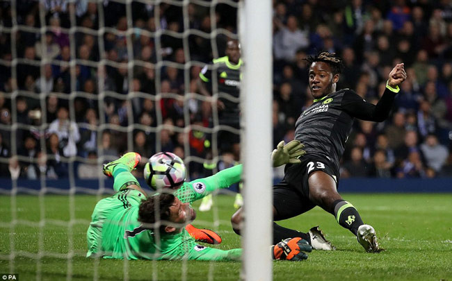 Michy Batshuayi ghi bàn thắng quyết định giúp Chelsea vô địch Premier League mùa này.