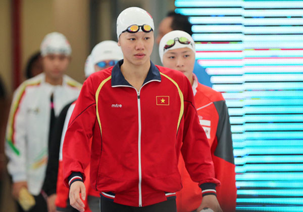 Ánh Viên mặc áo cũ để lấy may tại SEA Games 29.