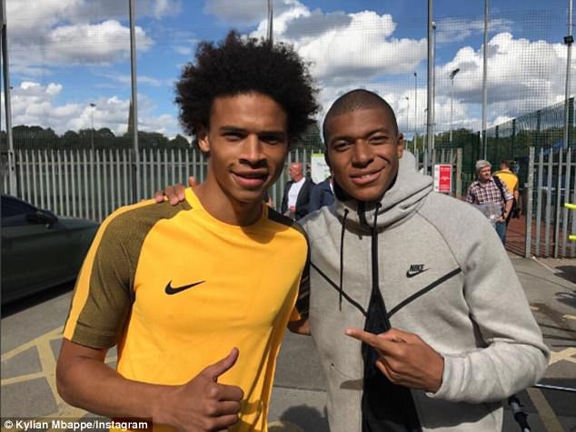 Mbappe đến Manchester và chụp hình với Leroy Sane của Man City.