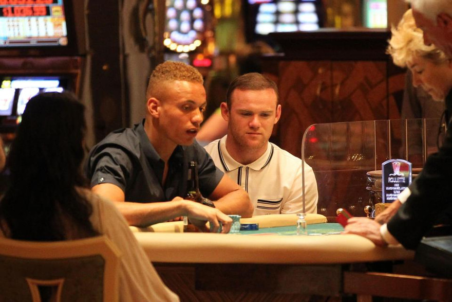 Rooney lén đi đánh bạc và thua 500.000 bảng chỉ trong 2 giờ đồng hồ.