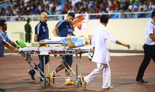 Lautaro Martinez được các bác sĩ đưa lên cáng.