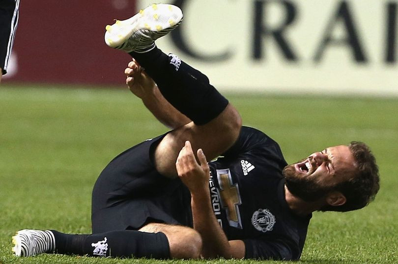 Mata dính chấn thương khá nặng.