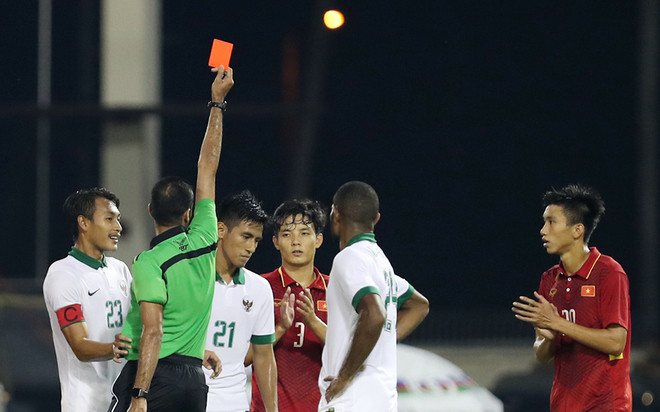 Hanif Sjahbandi bị treo giò ở trận tiếp theo vì thẻ đỏ. Ảnh: Vnexpress