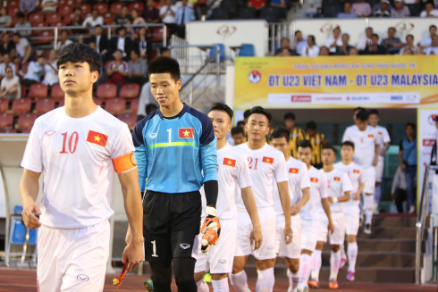 Công Phượng mang băng đội trưởng dẫn dắt các đồng đội ra sân trong trận giao hữu với U23 Malaysia hôm qua, 7/2. Ảnh: Vnexpress