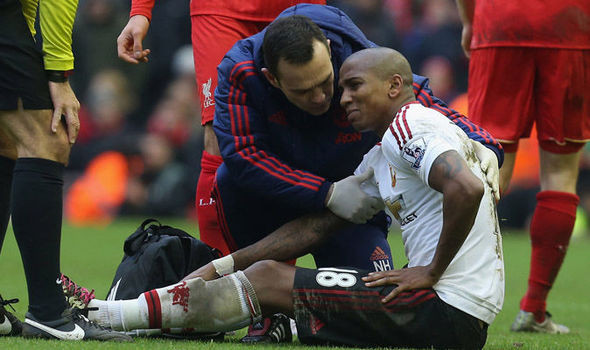 Young là ca chấn thương nặng mới nhất của M.U.