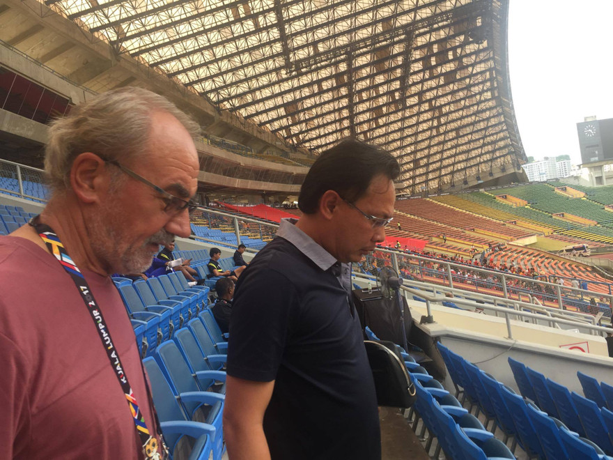 HLV Ong Kim Swee (Malaysia) và ông Gerd Zeise rủ nhau đi do thám U22 Việt Nam. Ảnh Huy Hoàng.