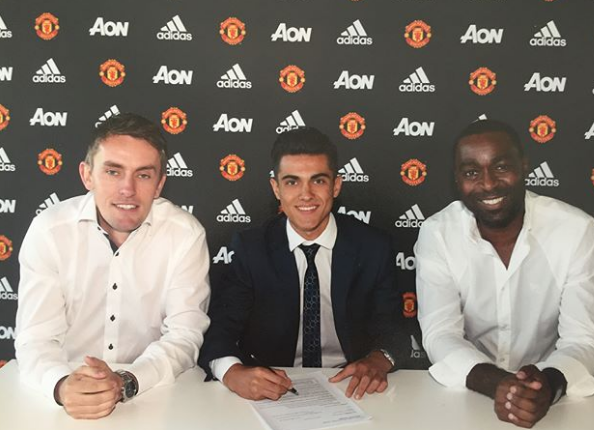 Arnau Puigmal chính thức ký hợp đồng với M.U. 