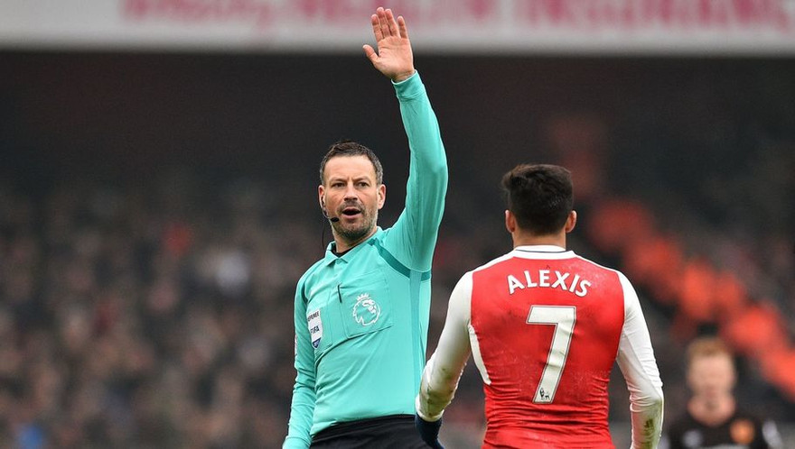 Mark Clattenburg thừa nhận sai lầm ở trận Arsenal thắng Hull City.