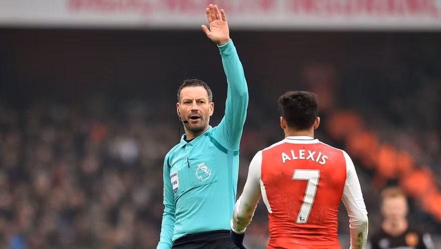 Mark Clattenburg thừa nhận sai lầm ở trận Arsenal thắng Hull City.