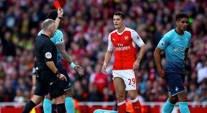Granit Xhaka đã nhận 2 thẻ đỏ kể từ khi gia nhập Arsenal.