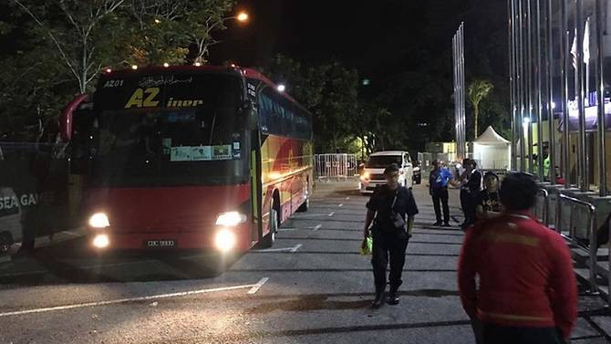 Cảnh sát bắt lái xe chở đội nữ Myanmar vì tội... trộm cắp.