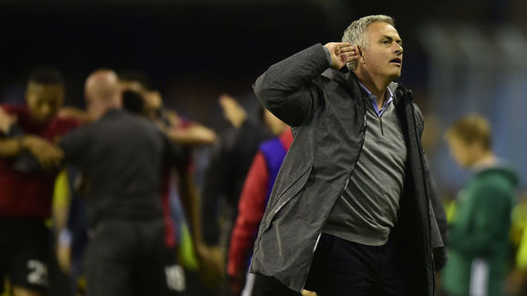 HLV Mourinho tính "buông" Premier League.