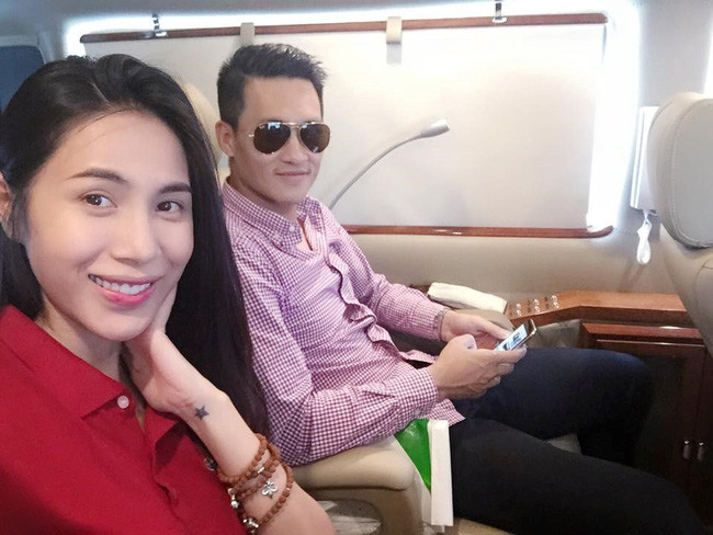 Vợ Công Vinh “ném đá” BTC Quả bóng vàng.