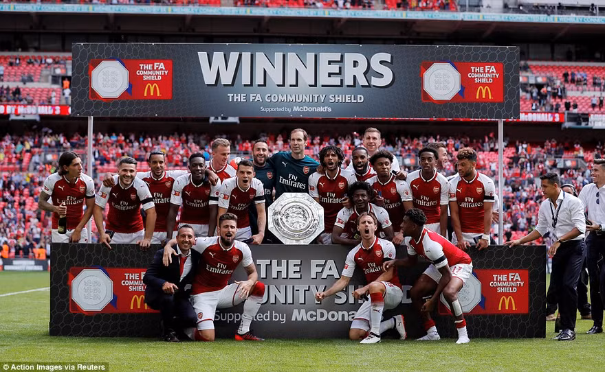 Các cầu thủ Arsenal giành Siêu Cup Anh sau loạt penalty cân não.