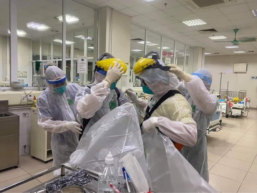 Bác sĩ BV Bệnh Nhiệt đới TƯ mặc trang phục bảo hộ chuẩn bị thực hiện đặt nội khí quản cho bệnh nhân mắc COVID-19. Ảnh: BS Thanh Đặng