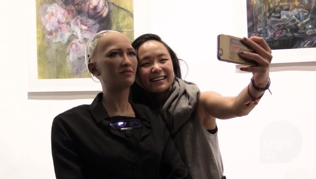 Người máy Sophia chụp ảnh selfie cùng khán giả. 