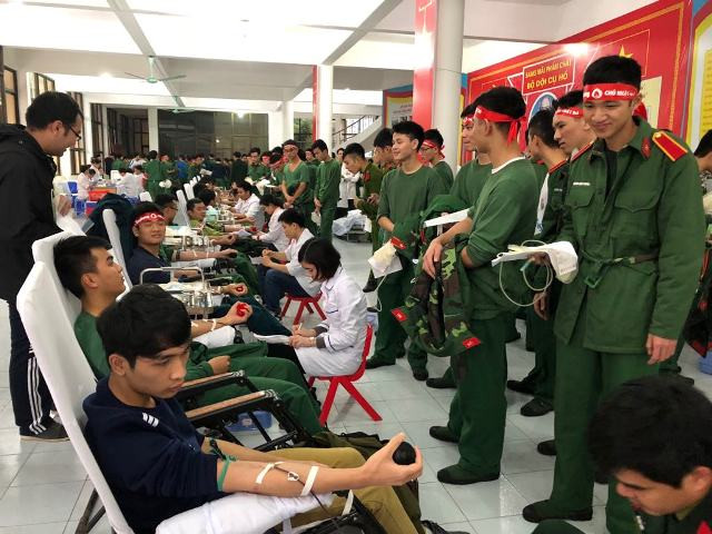 Đông đảo cán bộ, công nhân viên, học viên, sinh viên, chiến sĩ Học viện Kỹ thuật Quân sự.