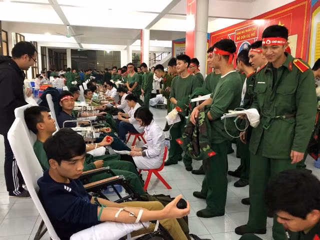 Đông đảo cán bộ, công nhân viên, học viên, sinh viên, chiến sĩ Học viện Kỹ thuật Quân sự.